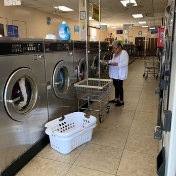 Abuelita's Lavanderia - Me gusta que está muy limpio, y todas las máquinas funcionan! Las señoras que trabajan en esta lavandería son muy amables. - Laundromat Near Me - Van Nuys, California