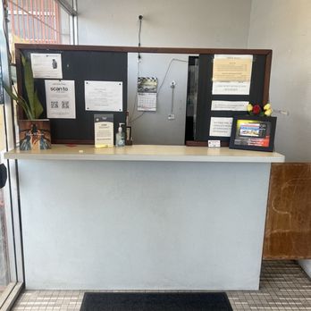 Lee's Auto Smog - Front desk inside the office - Smog Check Stations Near Me - Gilroy, California