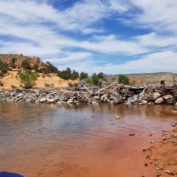 Gunlock Falls - Dam at the reservoir - Hiking Near Me - Gunlock, Utah Gunlock Falls - Dam at the reservoir - Hiking Near Me - Gunlock, Utah