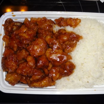 Lee Po - General Tso's Chicken combination, at Lee Po's in Bristol, CT. - Chinese Near Me - Bristol, Connecticut