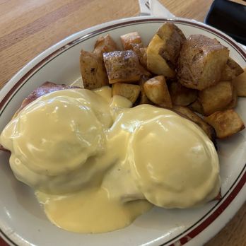 Red Kettle - Eggs Benedict with Cottage Fries / Hash Browns - Breakfast & Brunch Near Me - Idyllwild, California Red Kettle - Eggs Benedict with Cottage Fries / Hash Browns - Breakfast & Brunch Near Me - Idyllwild, California