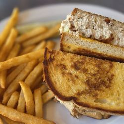 Benji's Delicatessen & Restaurant