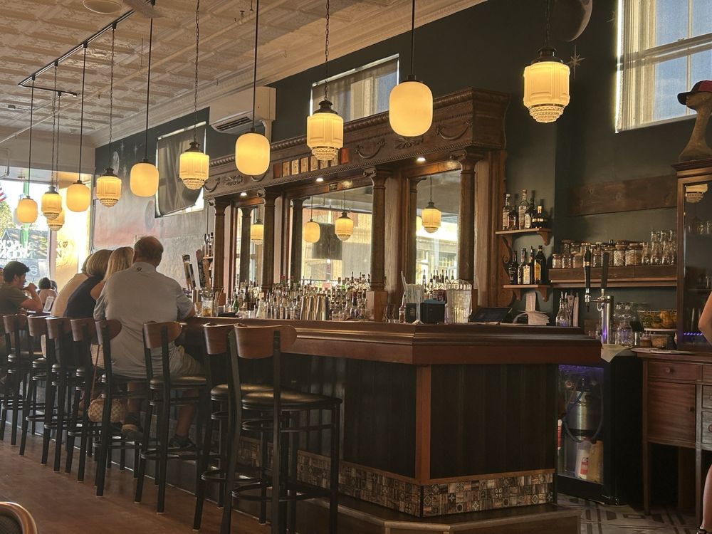 Black Moon Public House Logo