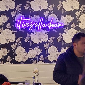 Honeybear Cafe - Interior - Breakfast & Brunch Near Me - Chicago, Illinois