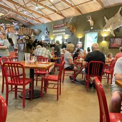 Tahquamenon Falls Brewery & Pub - Dinning room