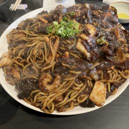 쟁반짜장 (Seafood Mixed Jjajangmyeon) 쟁반짜장 (Seafood Mixed Jjajangmyeon)