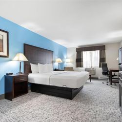 Baymont by Wyndham Marinette - Guest room