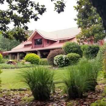 Hilltop Manor Bed and Breakfast - House is gorgeous and sits up on a hill looking over the hills. - Bed & Breakfast Near Me - Hot Springs, Arkansas