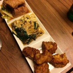 Izakaya Bueno - Buta no kakuni (barriga de porco); Niratama omelete com shimeji; Nira (frango frito temperado)