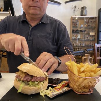 Rincón Manchego - Hamburger and fries "long potatoes" - Tapas Bars Near Me - Chinchilla de Monte-Aragón, Alberta Rincón Manchego - Hamburger and fries "long potatoes" - Tapas Bars Near Me - Chinchilla de Monte-Aragón, Alberta
