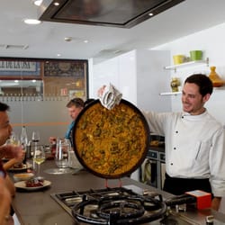 Taller Andaluz de Cocina - Victor shows that a properly prepared Paella can be held vertically. Surprisingly, the Paella came off the pan easily.