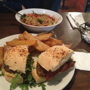 VeganCatBar - Veggie hamburger with noodles - Vegan Near Me - Barcelona, B VeganCatBar - Veggie hamburger with noodles - Vegan Near Me - Barcelona, B
