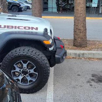 Beef 'O' Brady's - Selfish and Incompetent parking in a prime PAIR of parking spots by a female EMPLOYEE of Beef O'Brady's Bartow, Florida - American Near Me - Bartow, Florida
