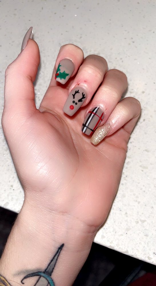 Lavish Nails & Spa Image