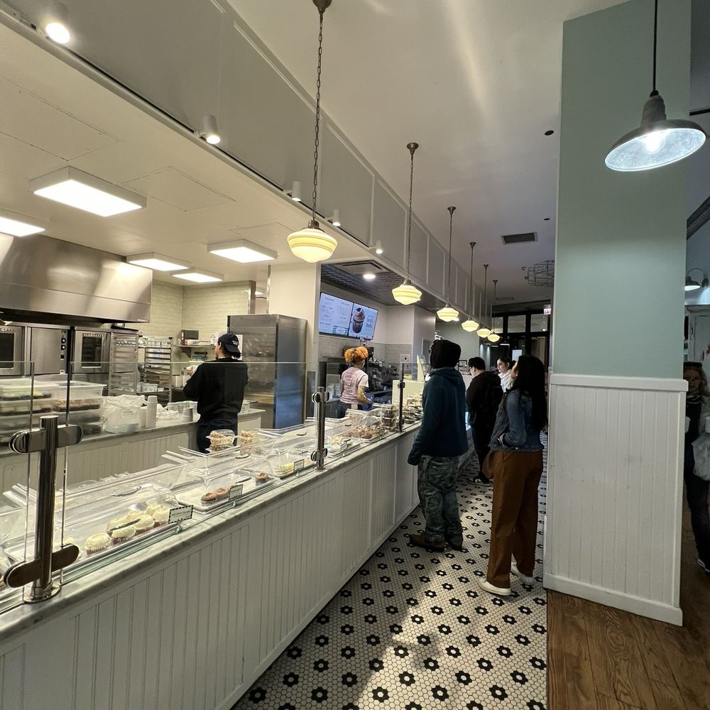 Magnolia Bakery - Inside - Bakeries Near Me - Chicago, Illinois