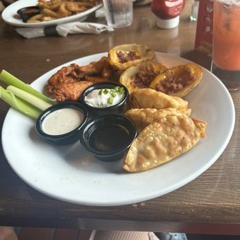 TGI Fridays Herndon - Trio Sample Platter w/ Loaded Potato Skins, potstickers, and buffalo wings - American Near Me - Herndon, Virginia