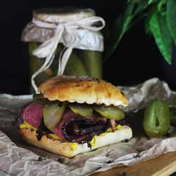 Kiełba w Gębie - Pastrami z mostku wołowego w bule z musztardą, aioli i ogórkiem!