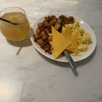 United Polaris Lounge - Airport Lounges Near Me United Polaris Lounge - Airport Lounges Near Me