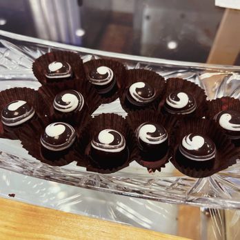 Seabreeze Craft Chocolates - Dark chocolate bonbons with vanilla filling - Chocolatiers & Shops Near Me - San Diego, California Seabreeze Craft Chocolates - Dark chocolate bonbons with vanilla filling - Chocolatiers & Shops Near Me - San Diego, California