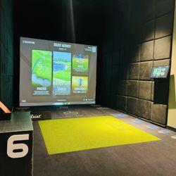 Onyx Golf - Indoor golf simulator using Trackman.
Driving range, Shot analysis, games and more!