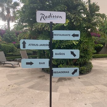 Radisson Poliforum Plaza Hotel - To the left or to the right.    Directions to the bar, restaurant, bathroom, garden - Hotels Near Me - Guanajuato, GUA
