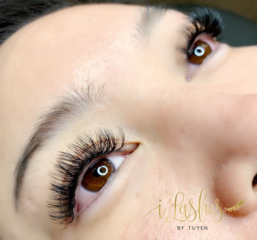 iLashes by Tuyen Logo