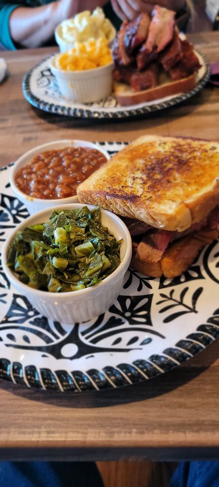 J & T SmokeHouse Logo