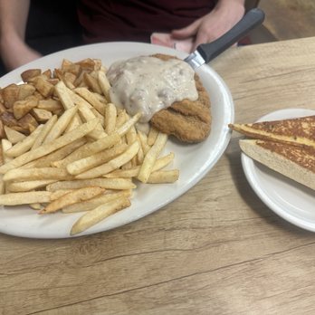 Arnie’s Cafe - Country Fried Steak with potatoes and garlic bread. So full of flavor - Breakfast & Brunch Near Me - Reno, Nevada