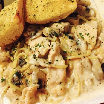 Win-Spuntino - Chicken Alfredo with Spaghetti w/Garlic Bread.  Garlic bread comes separate. - Italian Near Me - Honolulu, Hawaii