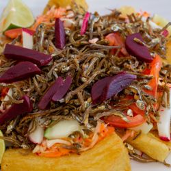 Pupuseria La Familiar - Yuca frita con pescaditas