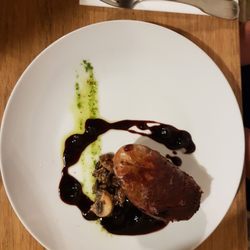 Auberge de La Moréno - Pied de cochon désossé farci et sauce aux myrtilles.
