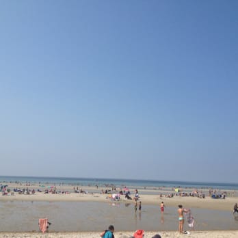 Mayflower Beach - The tide goes all the way out, and people set up on the new sandbars as they form throughout the day. - Beaches Near Me - Dennis, Massachusetts