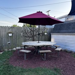 DJ's Tempting Treats & BBQ - Seating area