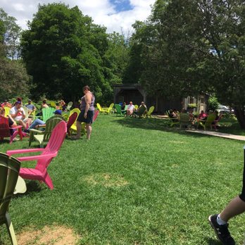La Cigale - Outdoor seating area - Ice Cream & Frozen Yogurt Near Me - Chelsea, Quebec