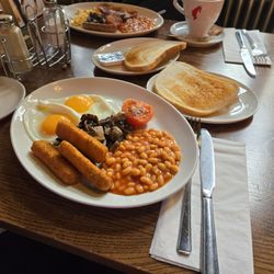 Fitzrovia Belle - Vegetarian version (instead of sausage, kind of a potato/vegetable croquette)