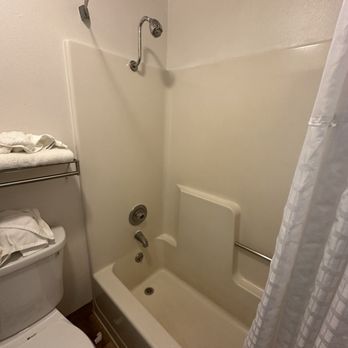 Super 8 by Wyndham Moscow - Dingy tub - Hotels Near Me - Moscow, Idaho