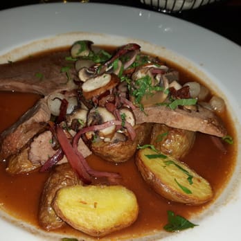 Pastis - Geschmorte Rinderschultet an Salzkartoffeln und Pilzen - Bistros Near Me - Tübingen, BW