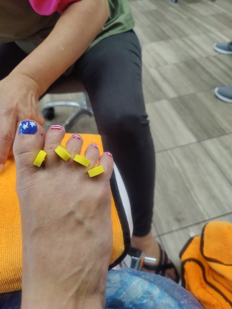 Ilynn's Nails & Spa Logo