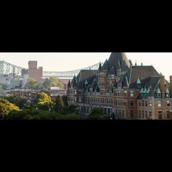 Yoga Sangha - Nouvelle location au vieux montreal dans ce building rouge aux airs de chateau frontenac. Au rez de chaussée.