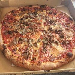Vesuvios Pizzeria - Vesuvio's Meat Amore (we did ours without bacon)