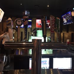 Alley Pond Sports Bar & Grill - The bar