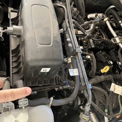 Paris Ford - Air filter housing not secured after service.