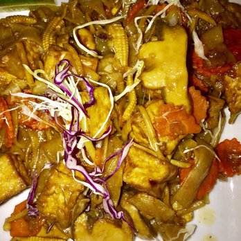 Narunya's - Tofu pad kee mow, with no bell pepper, extra tomato which end up being no tomato, and they couldn't cook up some tomato in 30mins - Thai Near Me - Belton, Texas