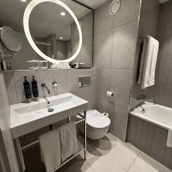 Morrison - Bathroom  Room 202 9/2025 - Hotels Near Me - Dublin, D