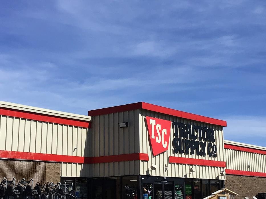 TRACTOR SUPPLY Updated October 2024 631 W Carl Sandburg Dr