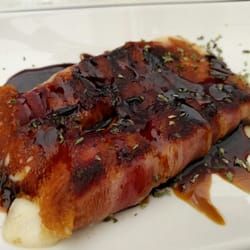 El Picoteo - Canelón de queso gouda con bacon y miel de caña.