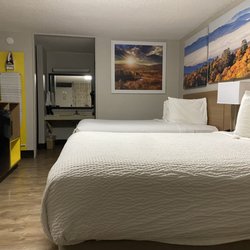 Days Inn by Wyndham Bristol Parkway - The room