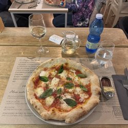 Pizzeria - Ristorante Accademia dei Dissonanti - Pizza Iberico mit besonderen Anchovis in der eigenen Dose.