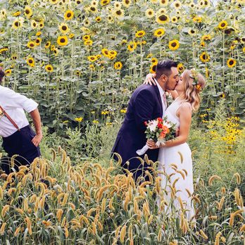 Creative Perspectives Photography - Fun wedding party photo shoot outdoors at Cap St-Jacques - Boudoir Photography Near Me - Île Perrot, Quebec
