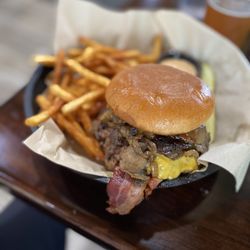 Blackbeard's Brewing - Smoke House Bacon Deluxe Burger
